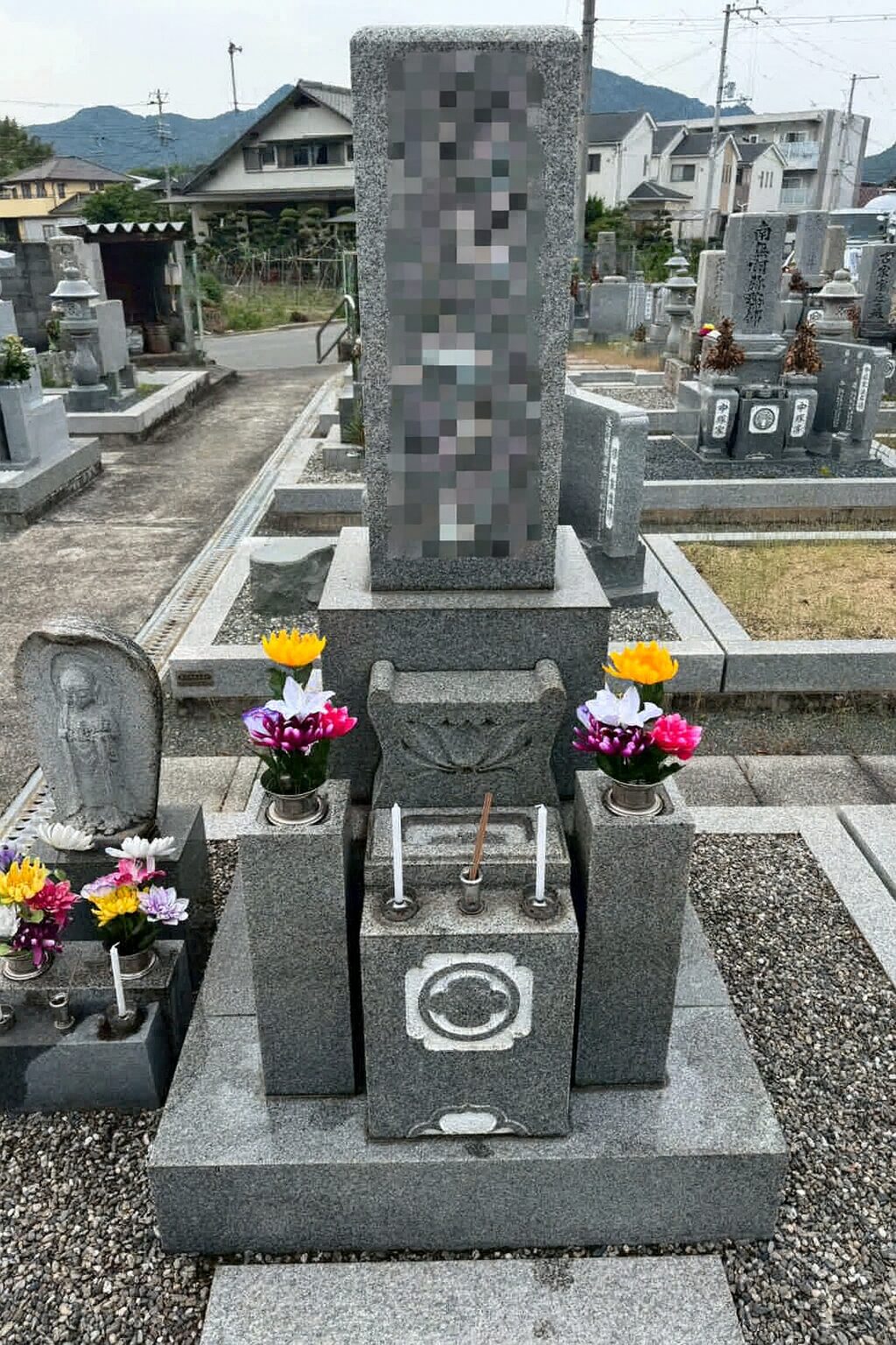 墓所清掃後の墓石とお供えの花
